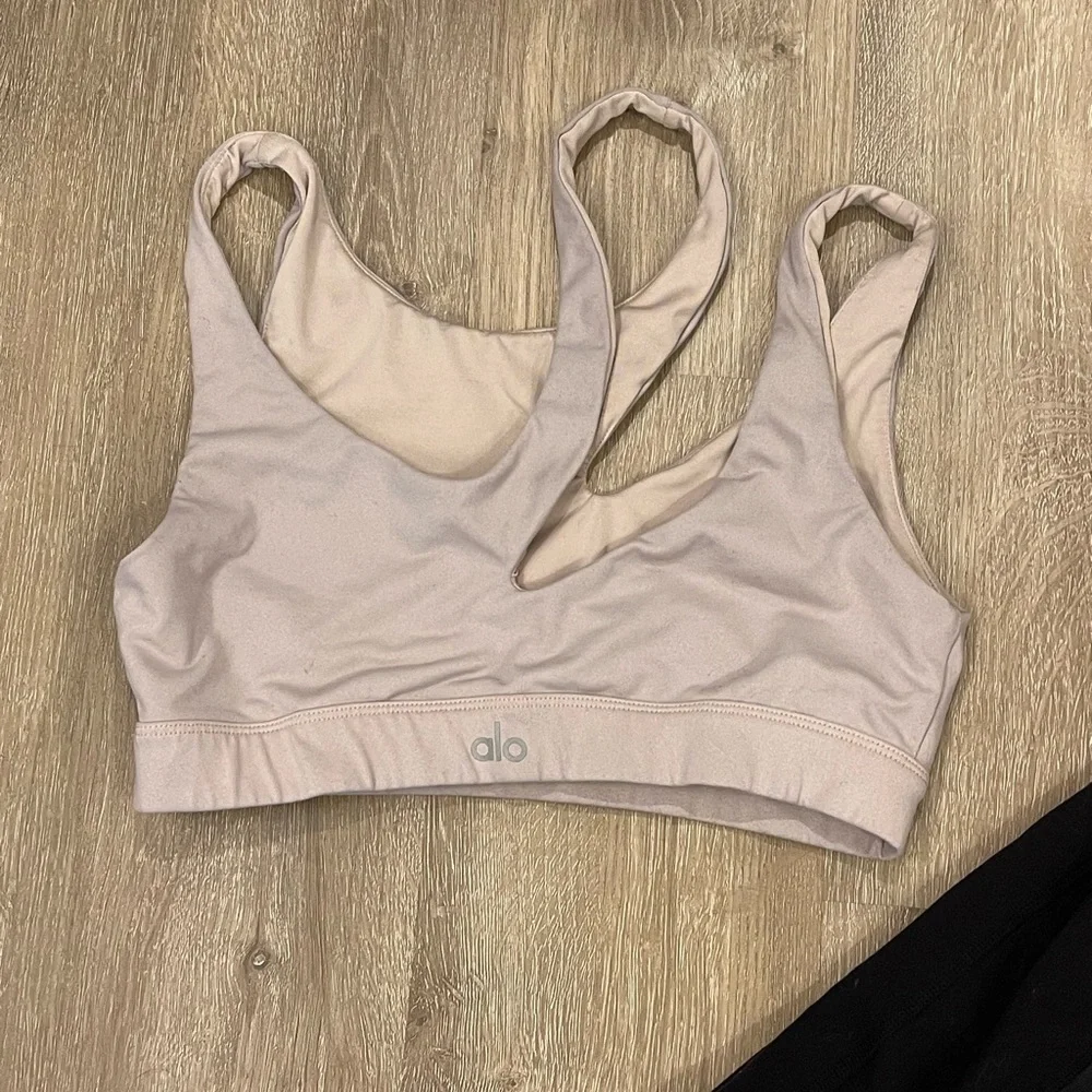 Alo 7/8 High Waist Moto Leggings & Peak Sports Bra Set - Picture 9 of 11